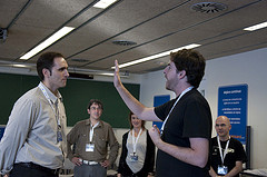 Exposición Ariel explicando un juego dentro de un taller en CAS 2010